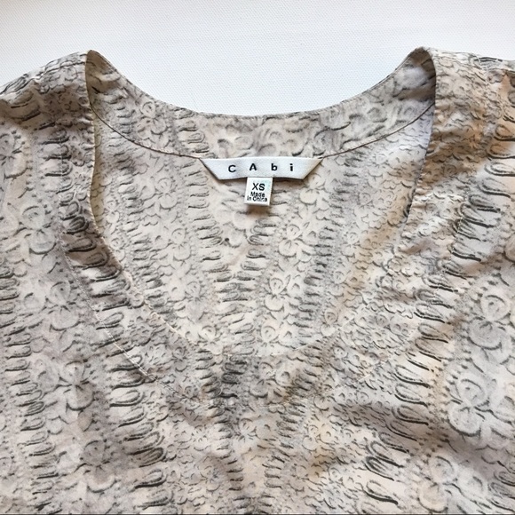 CAbi Blouse Cream Gray Silk Cap Sleeve Sz XS - Picture 4 of 7